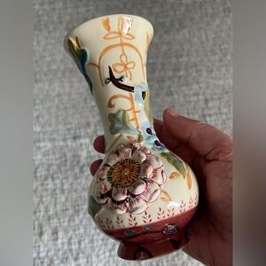 TRACY PORTER 6” HAND PAINTED CERAMIC  BUD VASE - FLORAL POTTERY - VERY PRETTY!